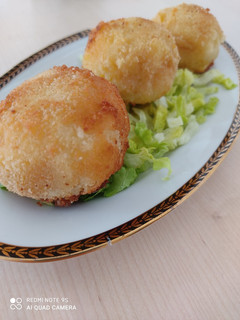 Una foto de Bolitas de patatas rellenas de queso y bacon