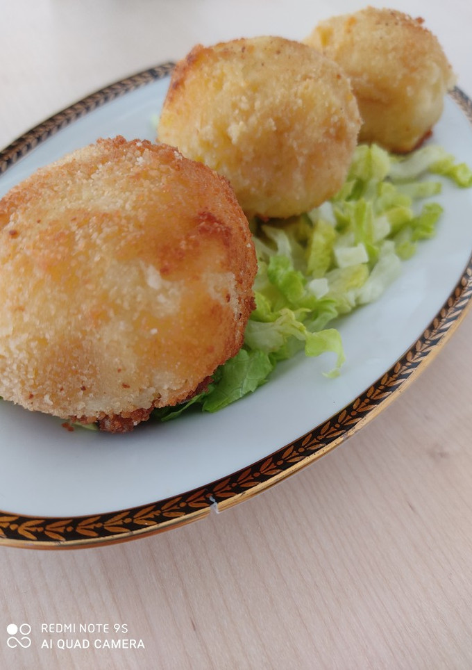 Una foto de Bolitas de patatas rellenas de queso y bacon