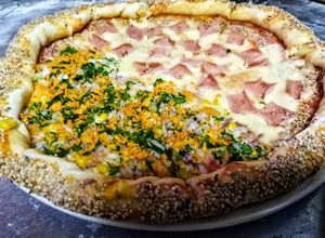 Una foto de PIZZA, 🍕 Mitad Esquite, Mitad Jamón Queso...!