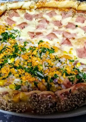 Una foto de PIZZA, 🍕 Mitad Esquite, Mitad Jamón Queso...!