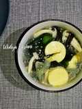 Wakame Soup With Tofu and Mushrooms