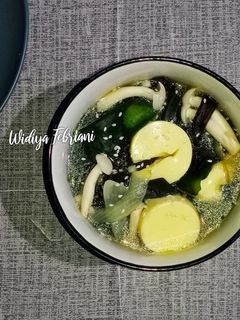 Foto resep Wakame Soup With Tofu and Mushrooms