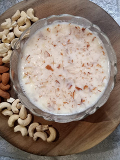 ખીર (Kheer Recipe In Gujarati) રેસીપી મુખ્ય ફોટો