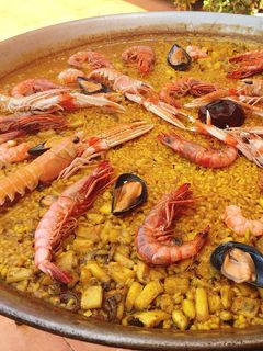 Una foto de Paella de gambas rojas y sepia sucia