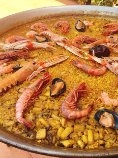 Una foto de Paella de gambas rojas y sepia sucia