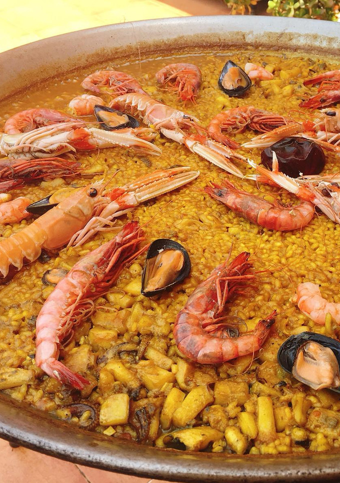 Una foto de Paella de gambas rojas y sepia sucia