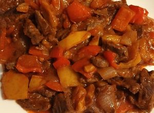 Une photo de Émincé de bœuf aux poivrons et oignons