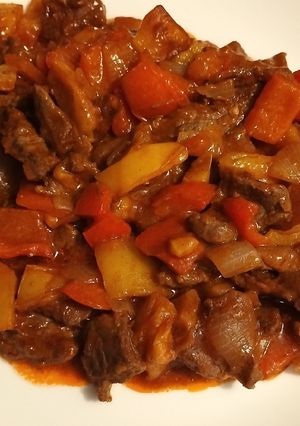 Une photo de Émincé de bœuf aux poivrons et oignons