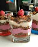 Vasitos de mascarpone, melocotón y crumble