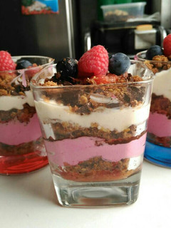 Una foto de Vasitos de mascarpone, melocotón y crumble