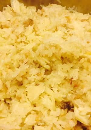 Hình của món Xôi sắn (củ mì) thịt gà.