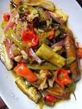 Ensalada de chiles asados con vegetales orgánicos y especias