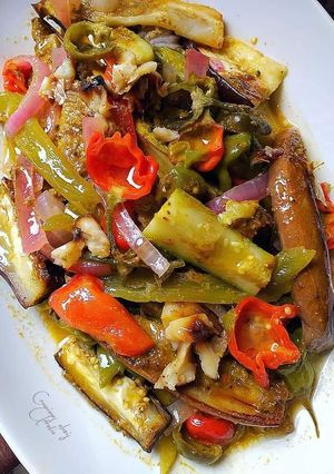 Una foto de Ensalada de chiles asados con vegetales orgánicos y especias