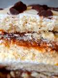 Alfajores cubiertos de chocolate blanco