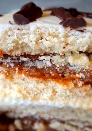 Una foto de Alfajores cubiertos de chocolate blanco