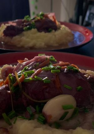 Una foto de Pollo al vino tinto con puré