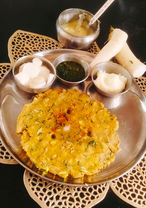 A picture of Jowar methi thepla (Sindhi style jowar methi dhoda).