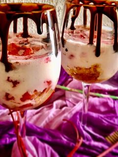 Una foto de Cheesecake con yogur y fresas (alto en proteína y bajo en grasas)
