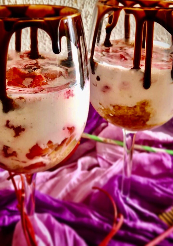 Una foto de Cheesecake con yogur y fresas (alto en proteína y bajo en grasas)