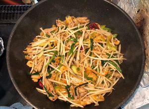 Hình của món Lòng già lợn xào giá đỗ kim chi.