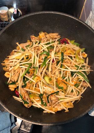Hình của món Lòng già lợn xào giá đỗ kim chi.