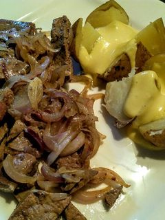 Una foto de PICADA De Hígado con Cebolla y Papas con Alioli...!