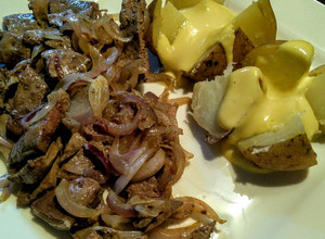 Una foto de PICADA De Hígado con Cebolla y Papas con Alioli...!