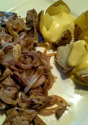Una foto de PICADA De Hígado con Cebolla y Papas con Alioli...!