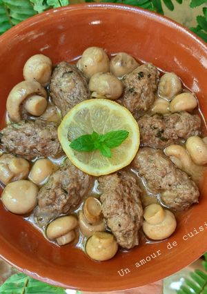 Une photo de Tajine kefta aux champignons 🍄
