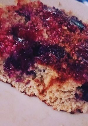 Una foto de Cake de avena y arándanos en sartén