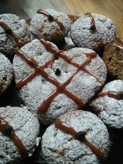 Una foto de BUDINCITOS de dulce de leche, chips de chocolate y nueces