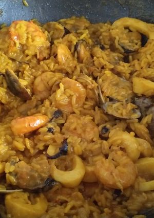 Una foto de Paella de marisco