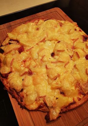 Une photo de Pizza raclette saucisse fumée