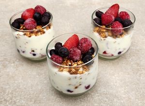Una foto de 🍋🍓🫐Parfait de yogur al limón con granola y frutos rojos 🫐🍓🍋