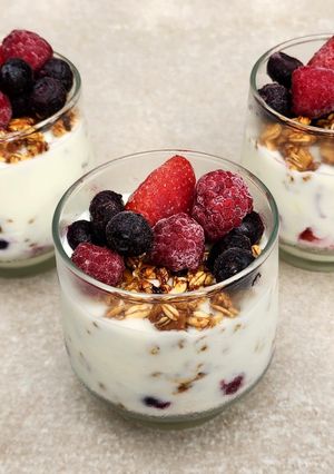Una foto de 🍋🍓🫐Parfait de yogur al limón con granola y frutos rojos 🫐🍓🍋