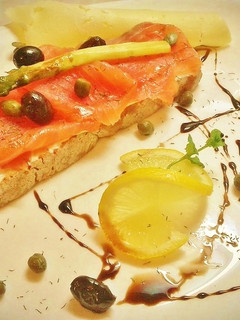 Una foto de Tosta de salmón ahumado