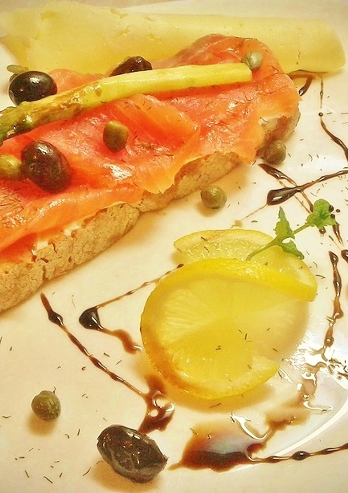 Una foto de Tosta de salmón ahumado
