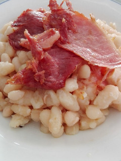 Una foto de Ensalada de judías y lacón cocido ahumado
