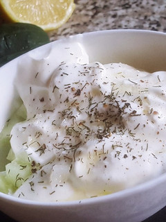 Una foto de Salsa de pepino con yogur griego (Tzatziki o Cacik)