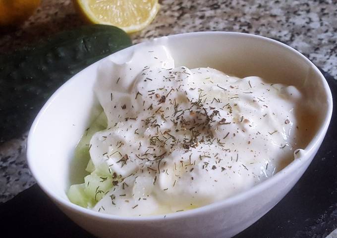 Foto principal de Salsa de pepino con yogur griego (Tzatziki o Cacik)