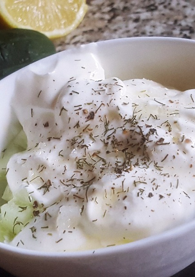 Una foto de Salsa de pepino con yogur griego (Tzatziki o Cacik)