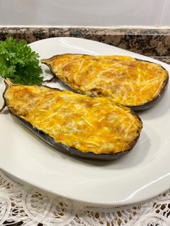 Una foto de Berenjenas rellenas con queso gratinado