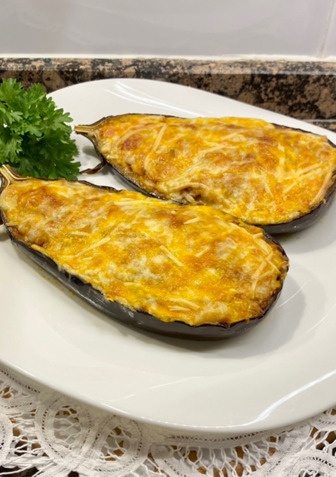 Una foto de Berenjenas rellenas con queso gratinado