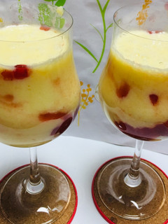 Una foto de Piña colada (cóctel) con crema de leche!!