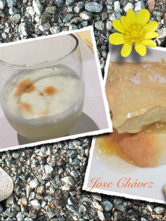 Una foto de Cóctel pisco sour y tosta de foie con chutney plátano, pan leche