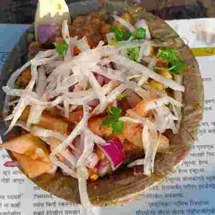 A picture of Kabuli chana chat with raddish lachcha.
