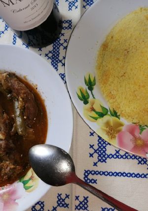 Une photo de Couscous et soupe de légumes à la viande