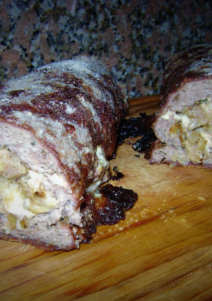 Una foto de Pan de carne con queso y cebolla