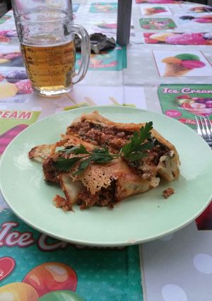 Spenótos ricottás, húsos raguval töltött krumplitekercs recept fotója