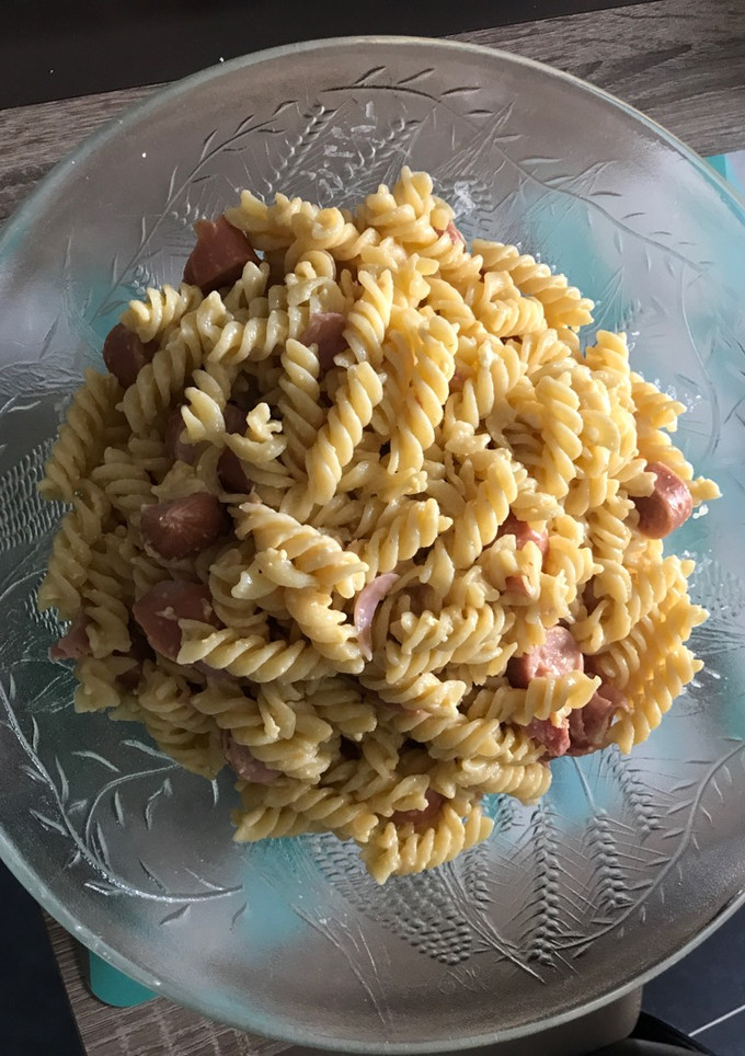 Una foto de Fusilli con salchichas